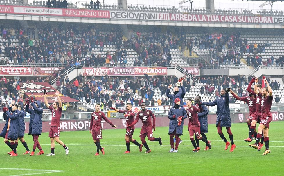 Prima partita di Walter Mazzarri sulla panchina del Torino: Bologna battuto 3-0, la squadra alla fine del lunch match saluta il pubblico. LaPresse